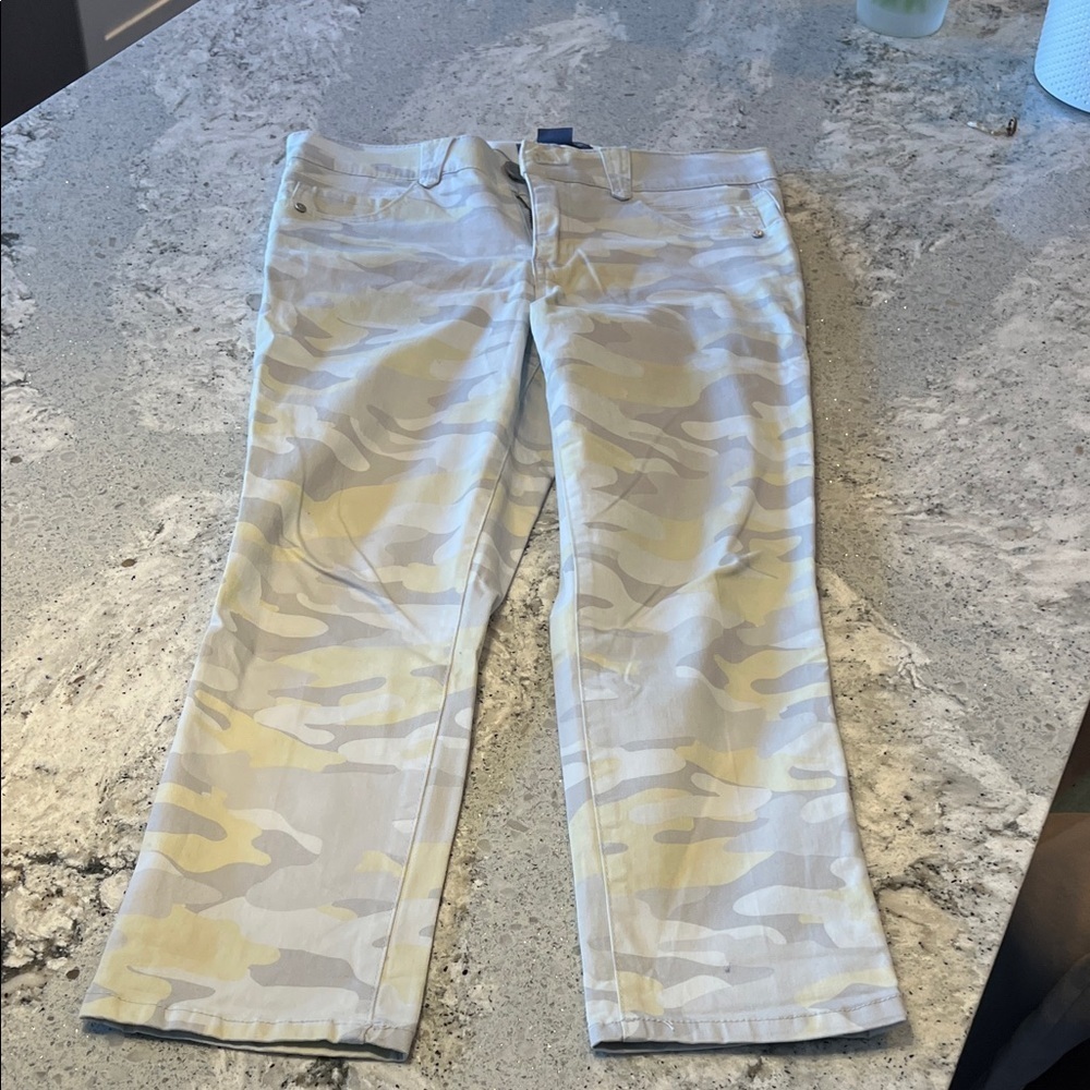 Democracy Light Yellow Camo Cropped Jeans Size 10 - Picture 3 of 9